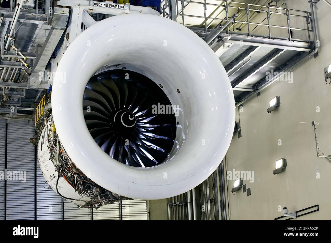 28.02.2023, Germania, Brandeburgo, Dahlewitz - un motore XWB è sospeso nello stand di prova dei motori presso lo stabilimento di Dahlewitz di Rolls Royce. 00R230228D120CAROEX. Foto Stock