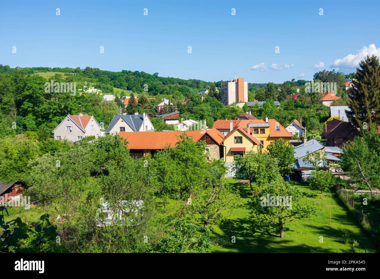 Vizovice (Wisowitz), un mix di case, giardini e casa di appartamenti a Zlinsky, regione di Zlin (regione di Zliner), Repubblica Ceca Foto Stock