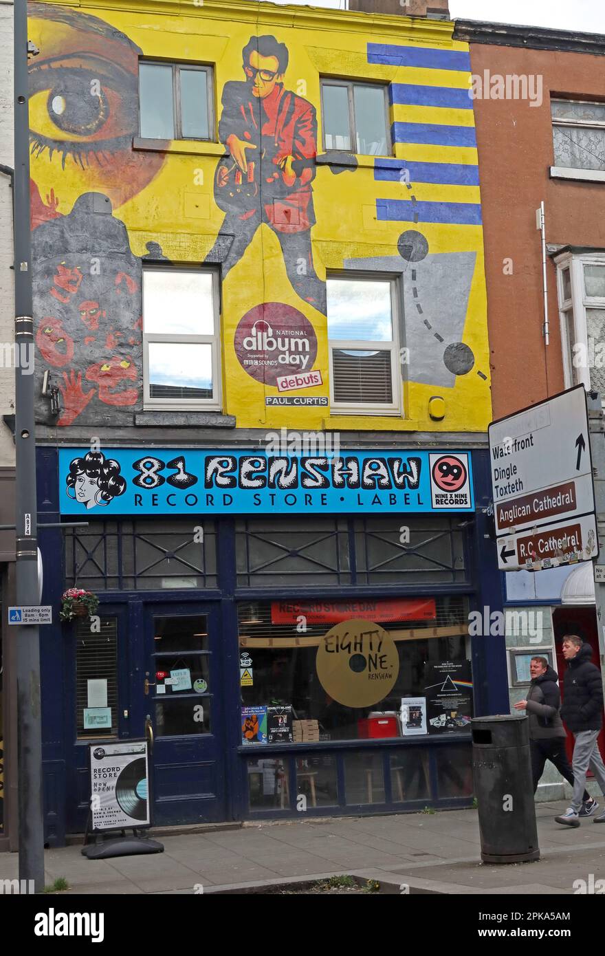 81 disco indipendente Renshaw, murale di Elvis Costello dell'artista di strada di Liverpool Paul Curtis, Merseyside, Inghilterra, Regno Unito, L1 2SJ Foto Stock