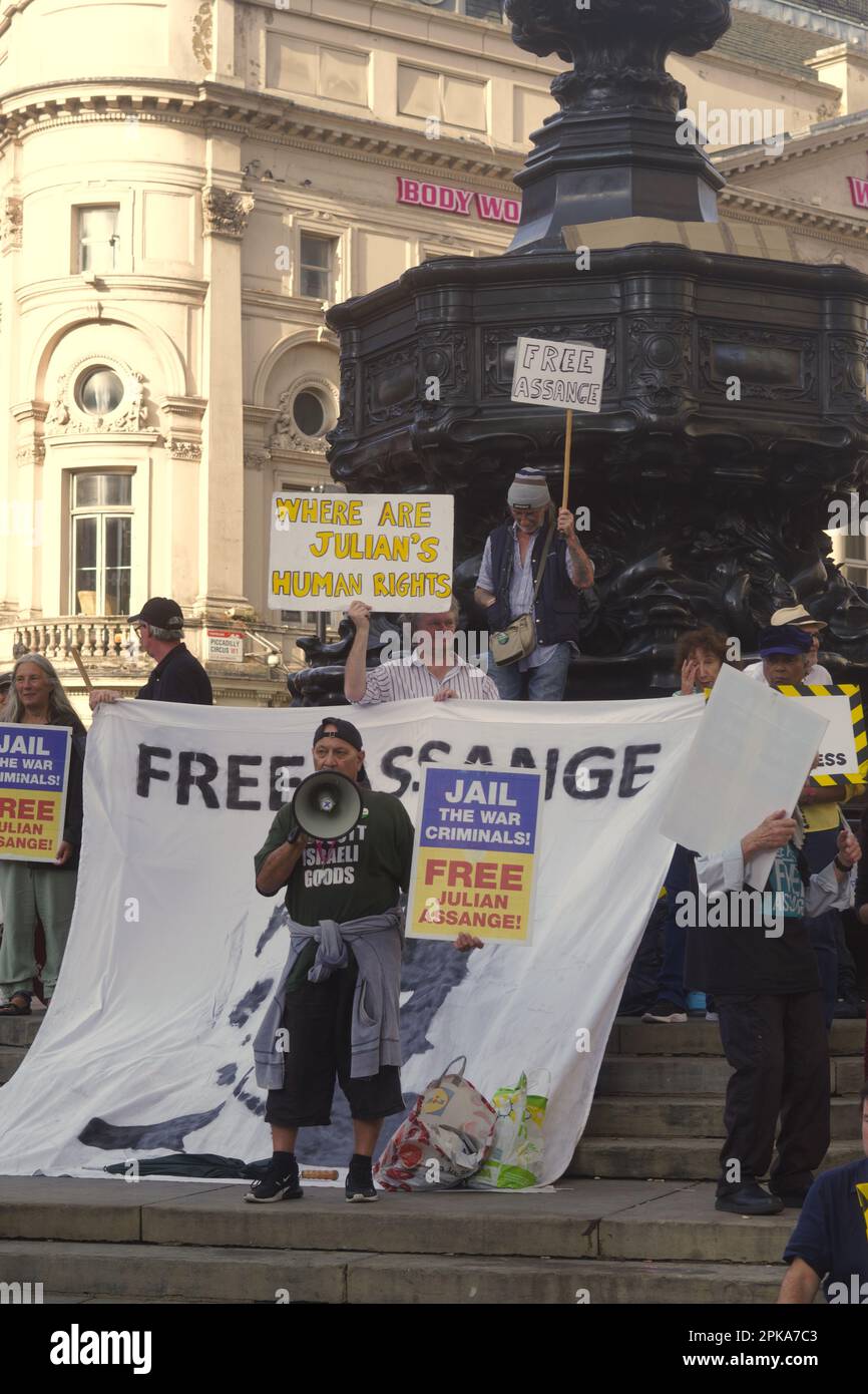 City of Westminster, Londra, Inghilterra, 20 agosto 2021: Campagna dimostrativa per il rilascio di Julian Assange Foto Stock