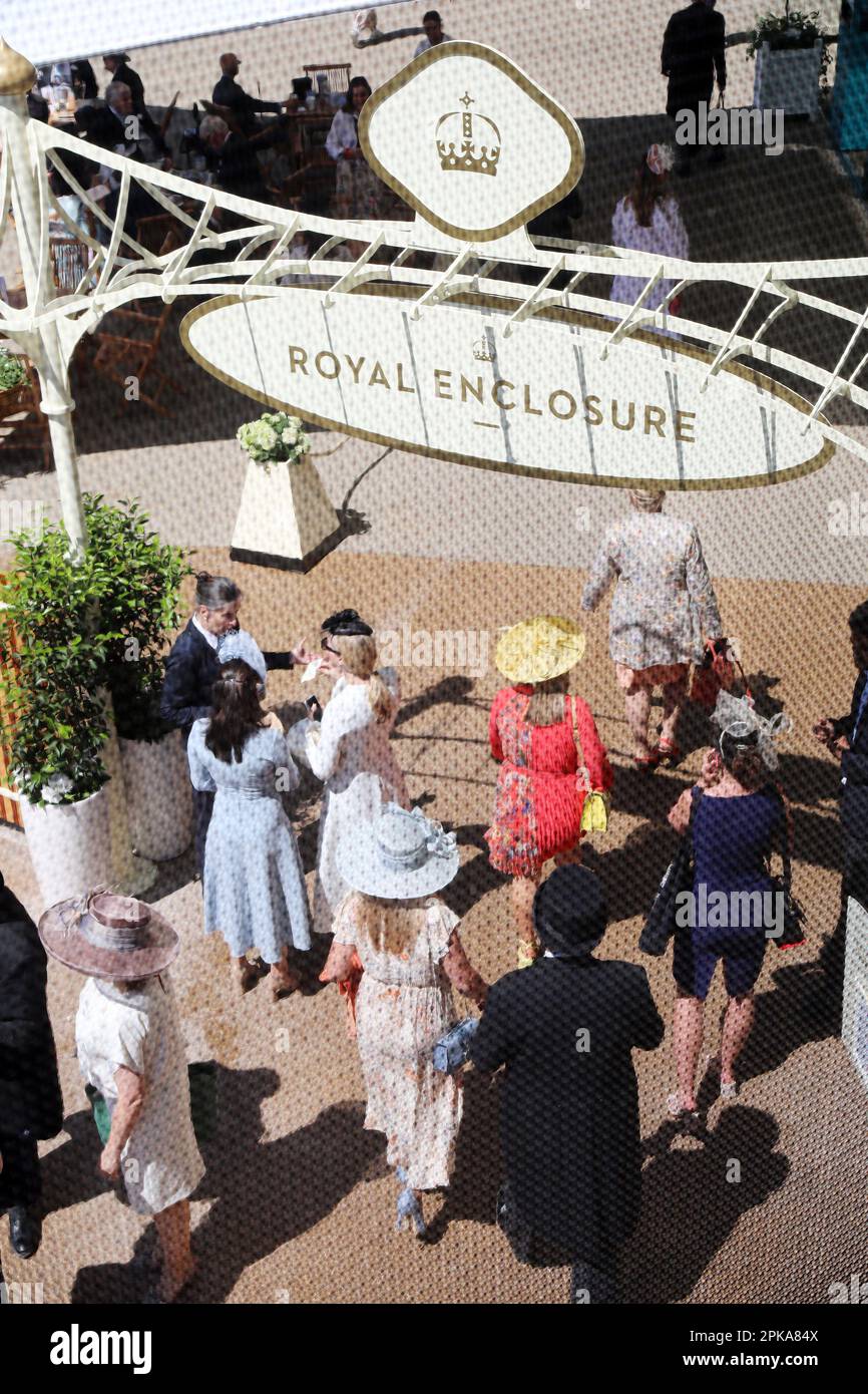 14.06.2022, Gran Bretagna, Windsor, Ascot - persone elegantemente vestite all'ingresso del recinto reale all'ippodromo. 00S220614D331CAROEX.JPG Foto Stock