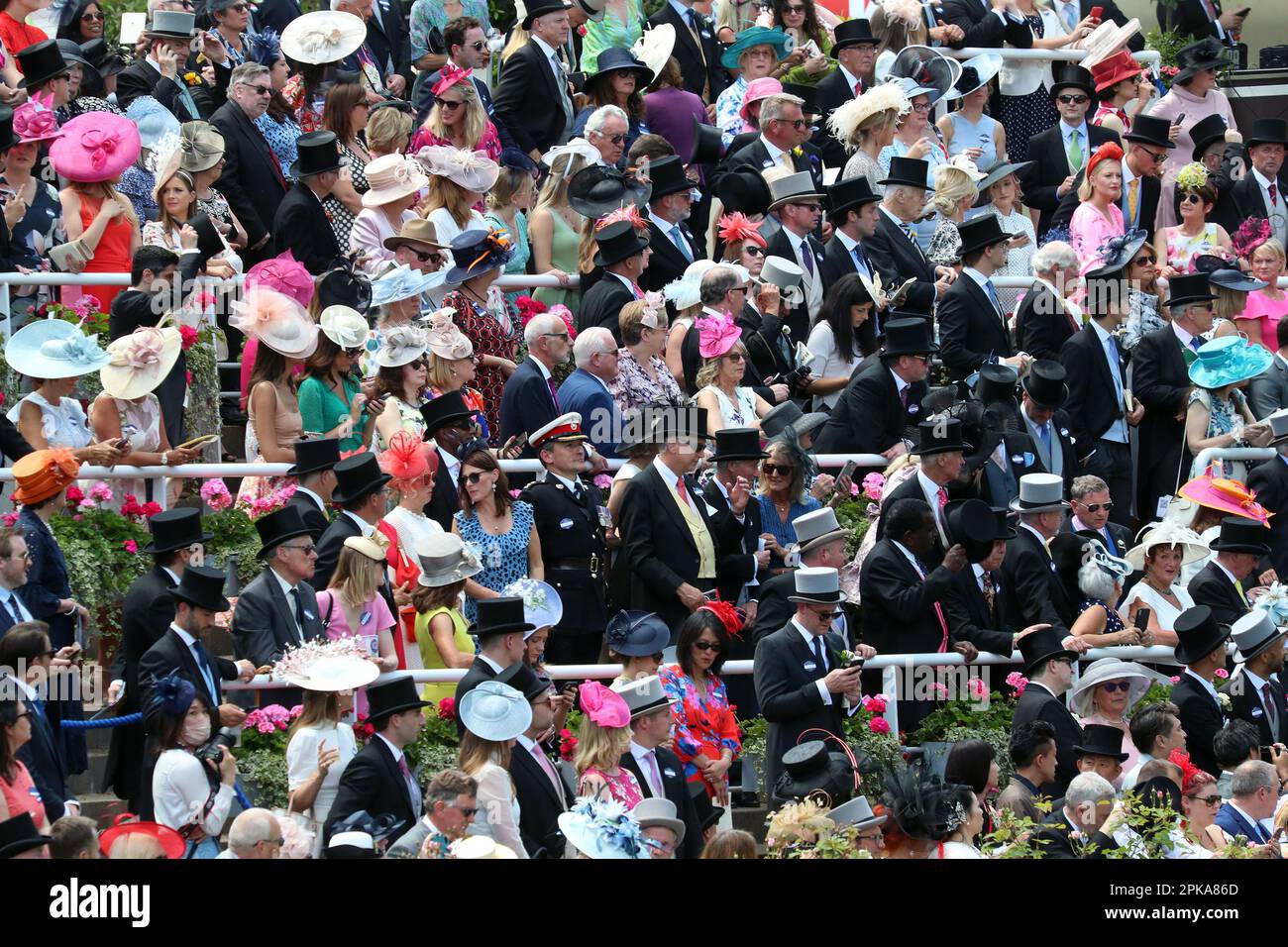 15.06.2022, Gran Bretagna, Windsor, Ascot - persone elegantemente vestite alla corsa dei cavalli. 00S220615D343CAROEX.JPG [VERSIONE DEL MODELLO: NO, VERSIONE DELLA PROPRIETÀ: Foto Stock