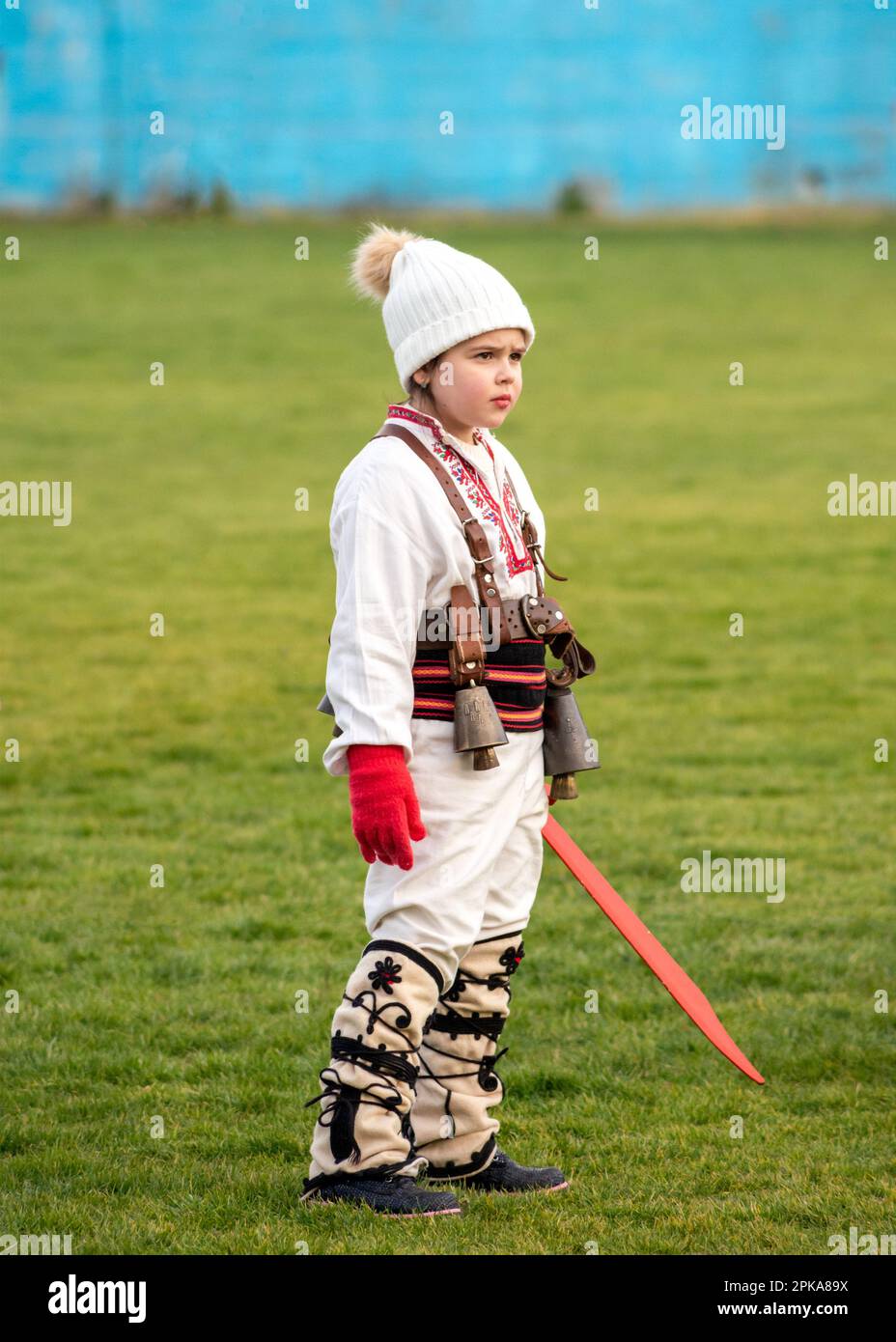Bambina smascherata ballerina Kukeri con costume intricato al festival invernale annuale Simitlia a Simitli, nella contea di Blagoevgrad, Bulgaria, Balcani, UE Foto Stock