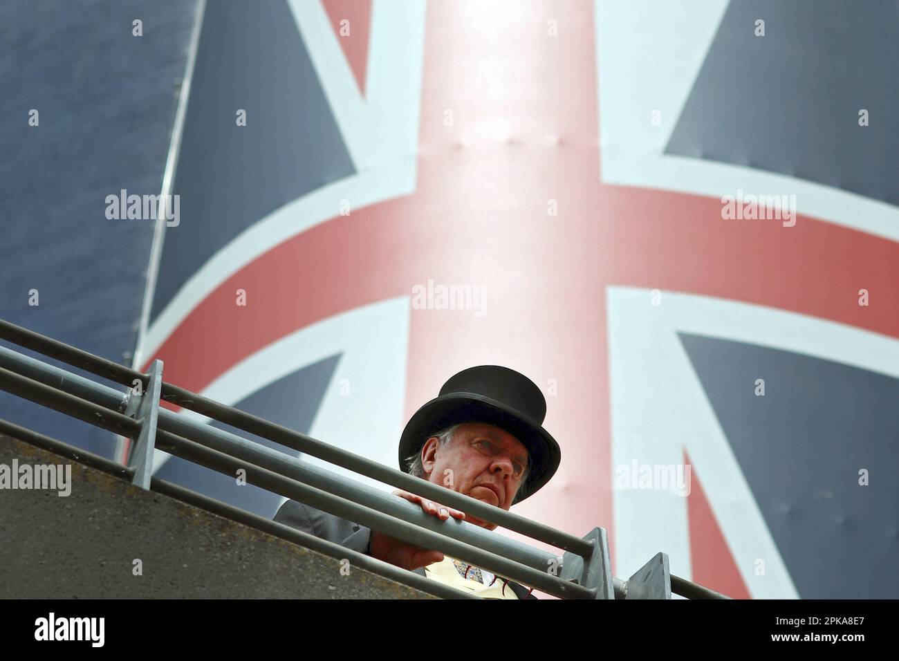 16.06.2022, Gran Bretagna, Windsor, Ascot - uomo in cappello davanti alla bandiera nazionale britannica. 00S220616D360CAROEX.JPG [VERSIONE DEL MODELLO: NO, REL. PROPRIETÀ Foto Stock