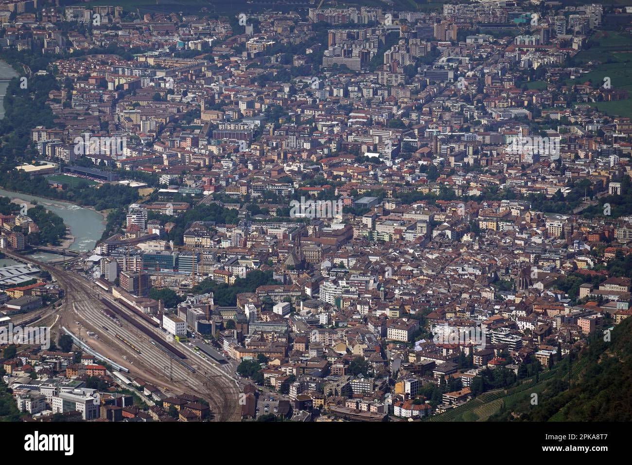 19.07.2022, Italia, Alto Adige, Bolzano - veduta aerea della città. 00S220719D150CAROEX.JPG [VERSIONE DEL MODELLO: NON applicabile, VERSIONE DELLA PROPRIETÀ: NO (c) caro Foto Stock