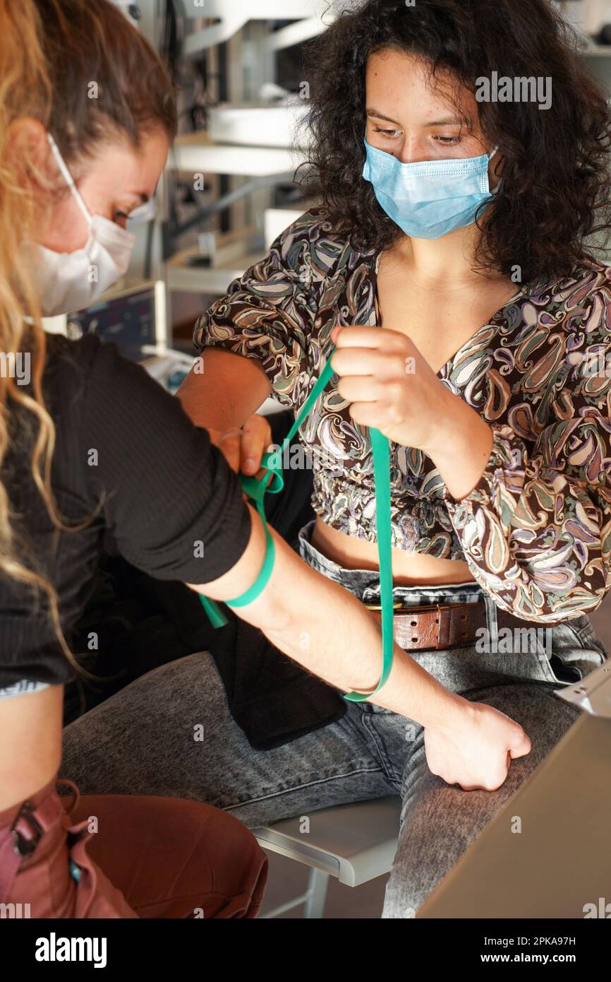5th anni di studenti di medicina durante un workshop di IV tirocinio. Gli studenti si allenano su un braccio arterioso consentendo la puntura arteriosa e venosa per il campionamento del sangue. Foto Stock