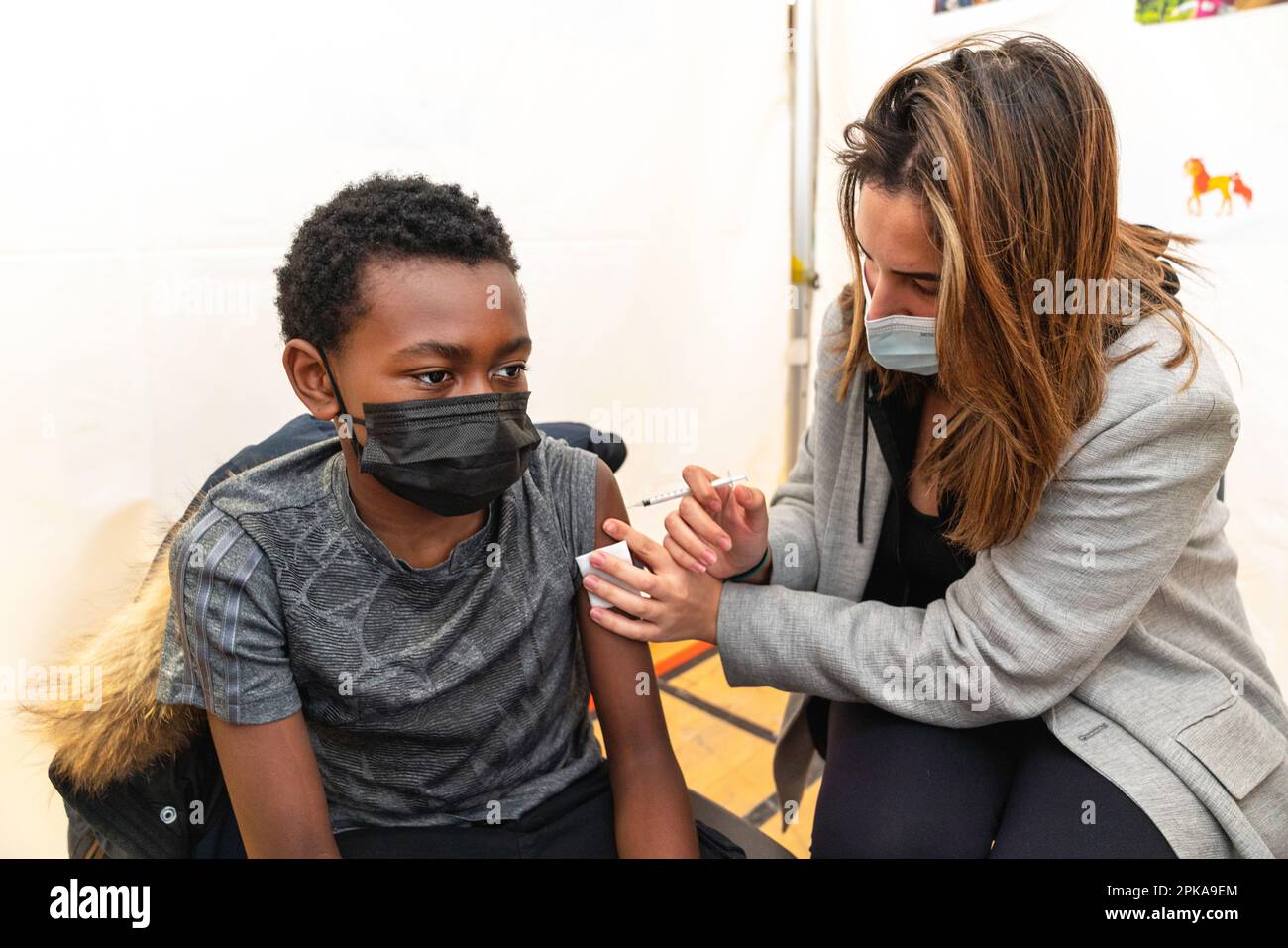 Vaccinazione di 5-11 anni e test sierologico rapido in un centro di vaccinazione nella Valle della Marna. Foto Stock