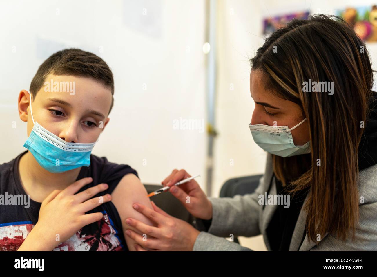 Vaccinazione di 5-11 anni e test sierologico rapido in un centro di vaccinazione nella Valle della Marna. Foto Stock