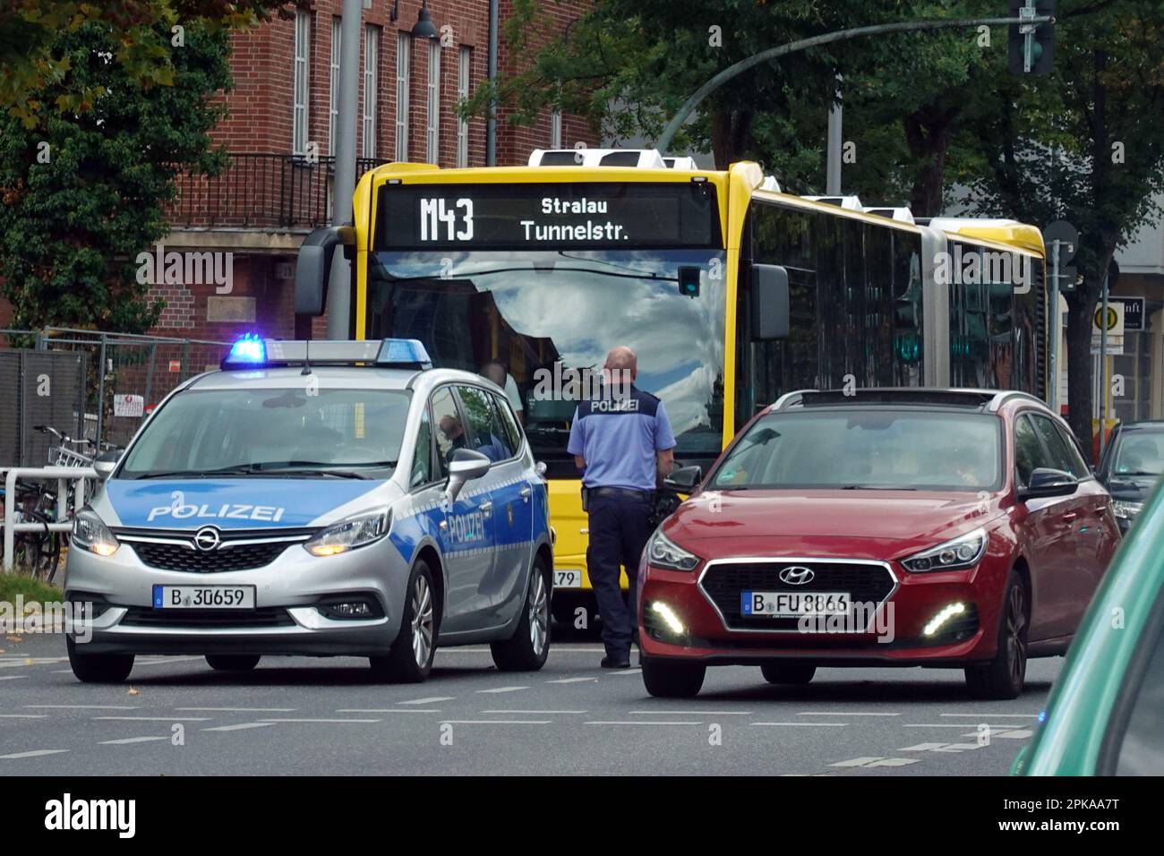 16.09.2022, Germania, , Berlino - macchina di polizia in piedi di fronte a un autobus della linea BVG M43. 00S220916D213CAROEX.JPG [VERSIONE DEL MODELLO: NO, RELEAS PROPRIETÀ Foto Stock