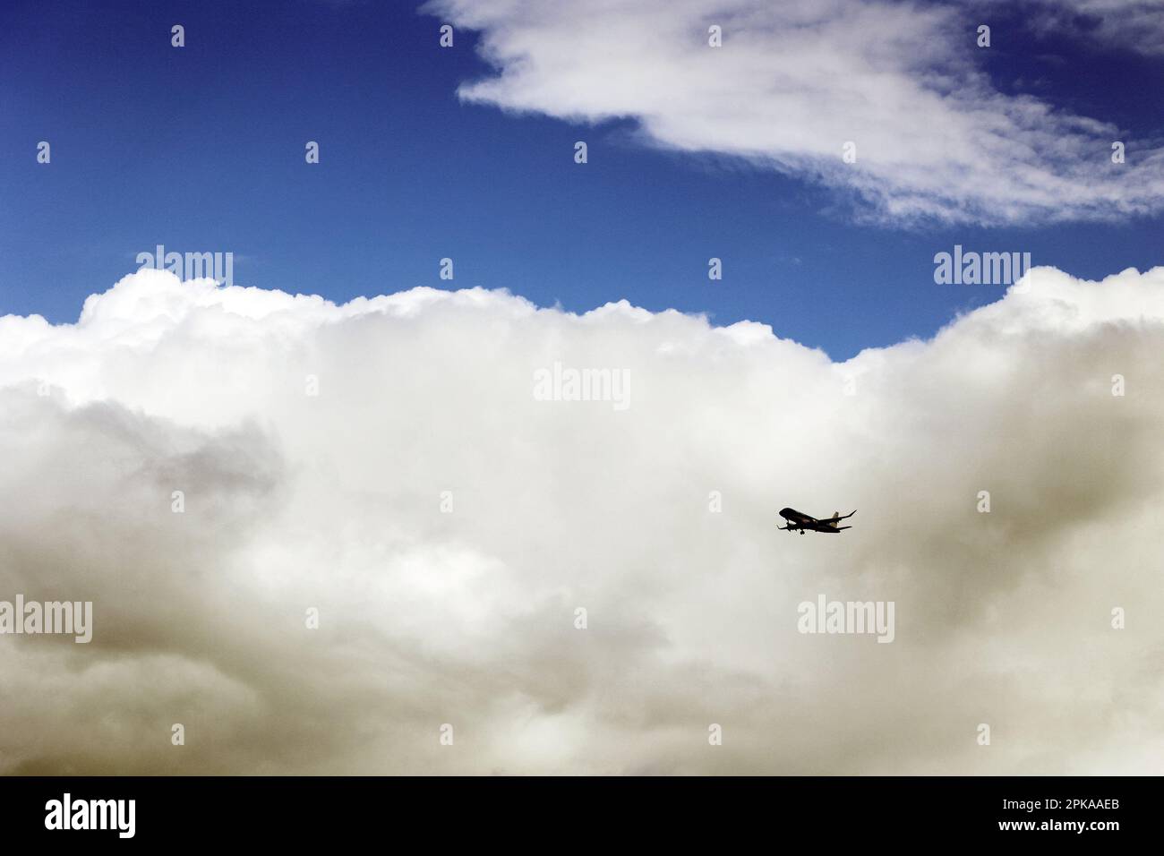 02.10.2022, Germania, bassa Sassonia, Hannover - Silhouette di un aereo di fronte ad una grande nube. 00S221002D682CAROEX.JPG [VERSIONE DEL MODELLO: NO, PROOTT Foto Stock