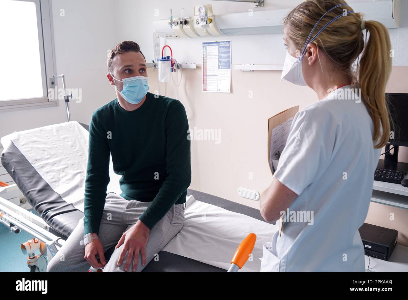 Paziente nel pronto soccorso di un ospedale universitario. Questo giovane pensa di essere stato drogato senza la sua conoscenza in un bar. Foto Stock