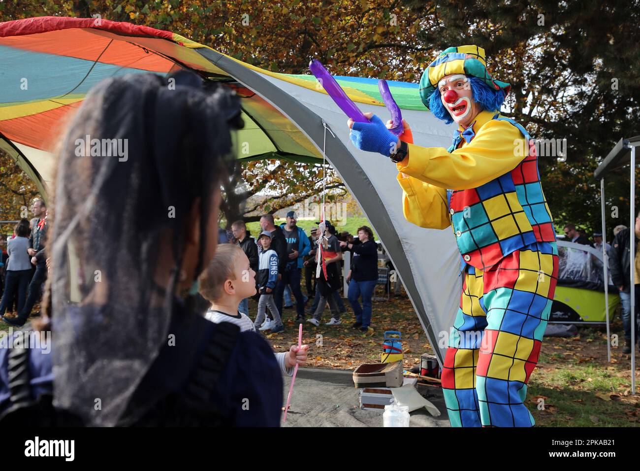 31.10.2022, Germania, Sassonia-Anhalt, Halle (Saale) - uomo vestito come un clown baby sitter bambini in un evento. 00S221031D711CAROEX.JPG [VERSIONE DEL MODELLO: N Foto Stock