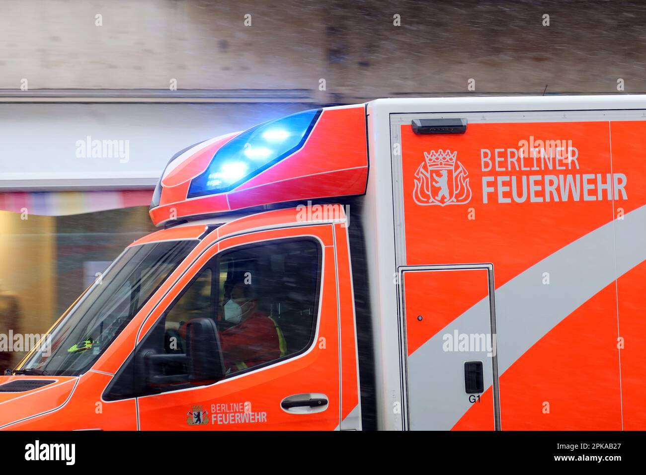 03.12.2022, Germania, , Berlino - primo piano: Ambulanza di emergenza dei vigili del fuoco di Berlino in missione. 00S221203D239CAROEX.JPG [VERSIONE DEL MODELLO: NO, PROPE Foto Stock