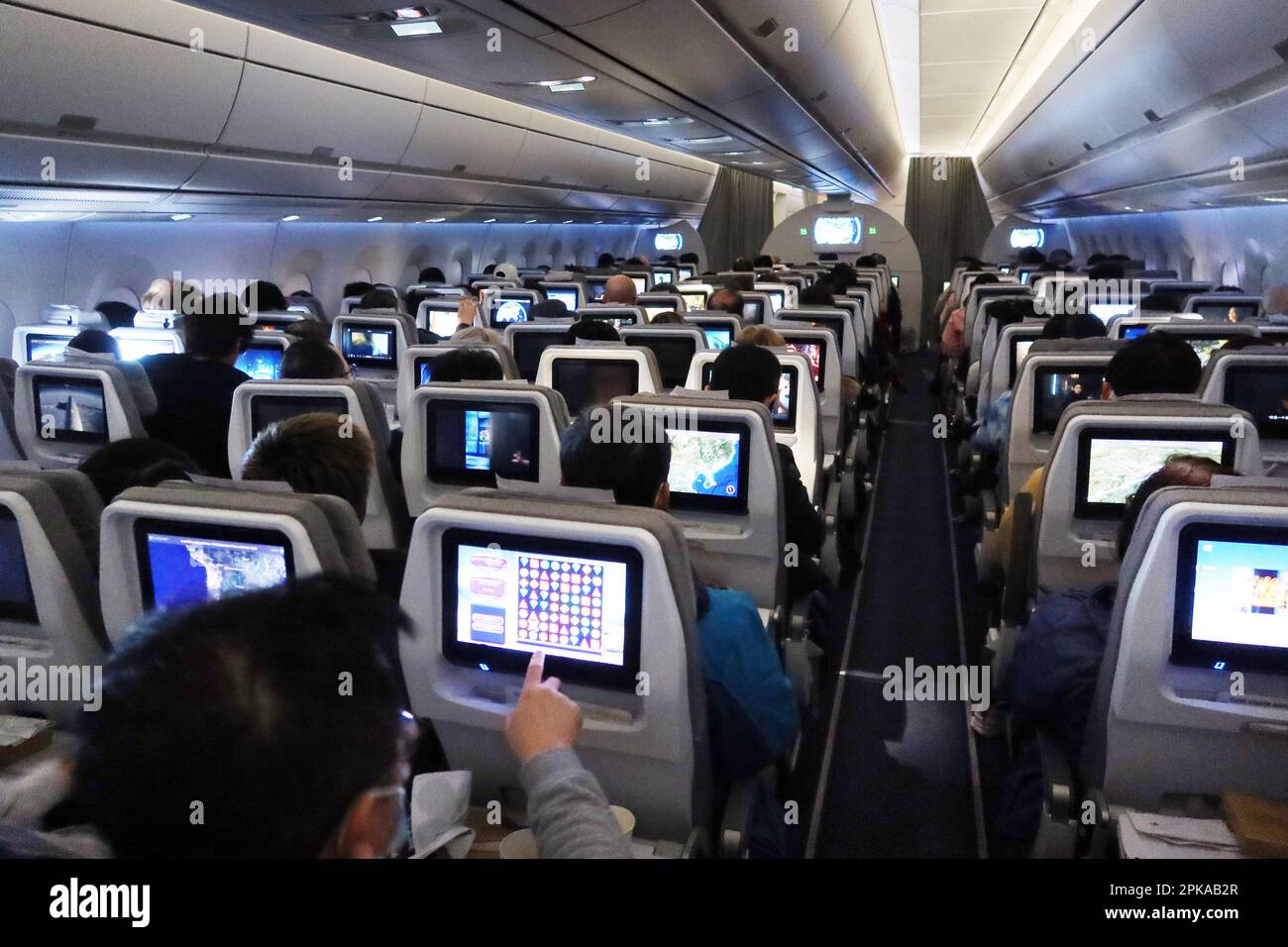 06.12.2022, Finlandia, , Helsinki - persone in cabina di un aeromobile Finnair. 00S221206D231CAROEX.JPG [RELEASE DEL MODELLO: SÌ, RELEASE DELLA PROPRIETÀ: NO (c) caro image Foto Stock