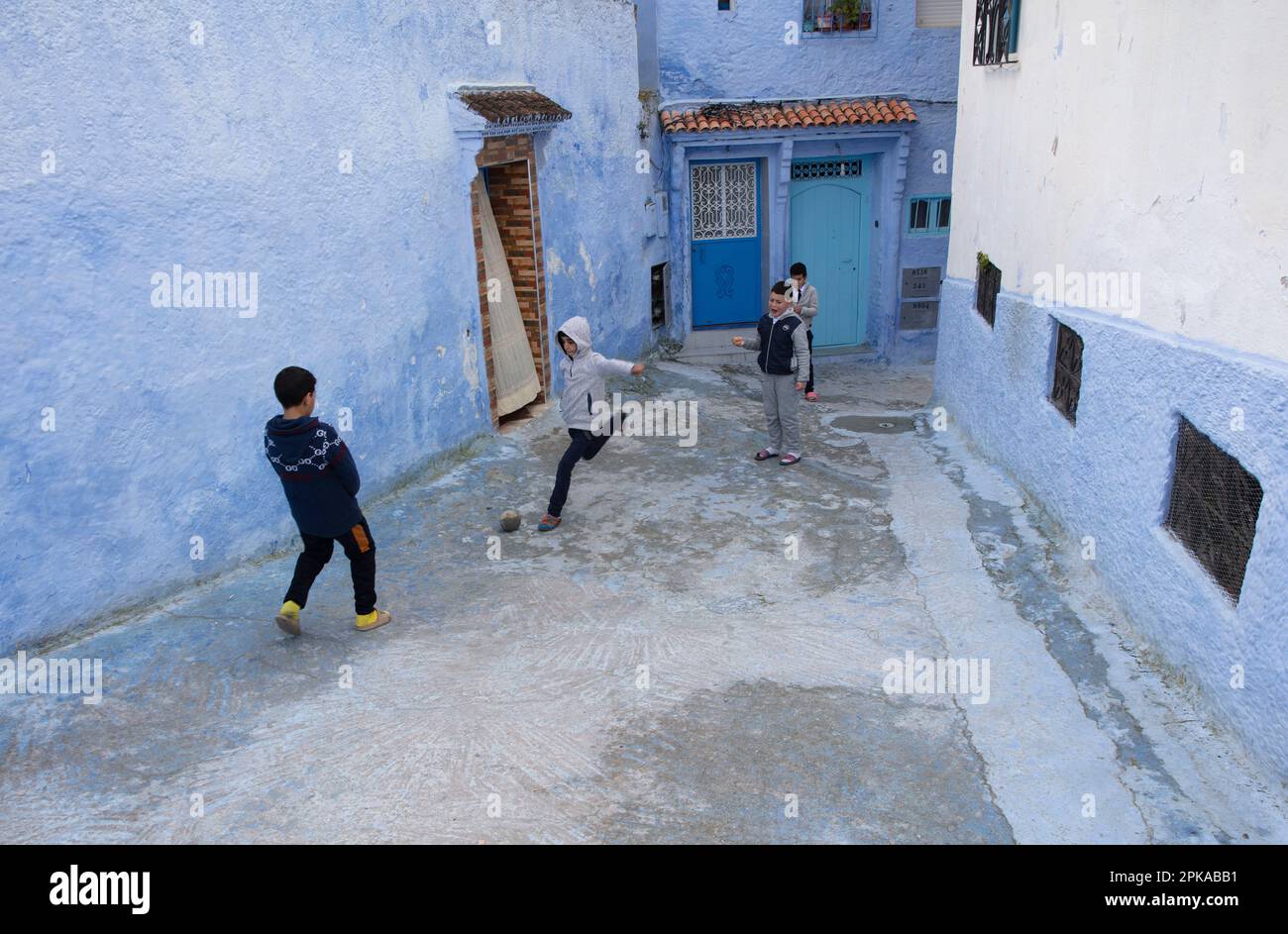 Marocco, Chefchaouen, la Città Blu, Medina, città vecchia, bambini che giocano a calcio Foto Stock
