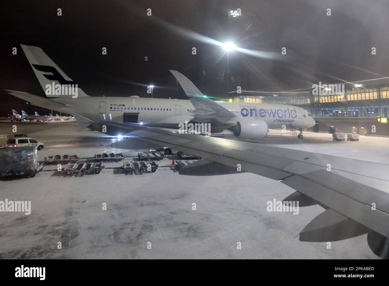 12.12.2022, Finlandia, Uusimaa, Vantaa - aeromobile Finnair la sera sul piazzale dell'aeroporto di Helsinki. 00S221212D832CAROEX.JPG [VERSIONE DEL MODELLO: NO, P Foto Stock
