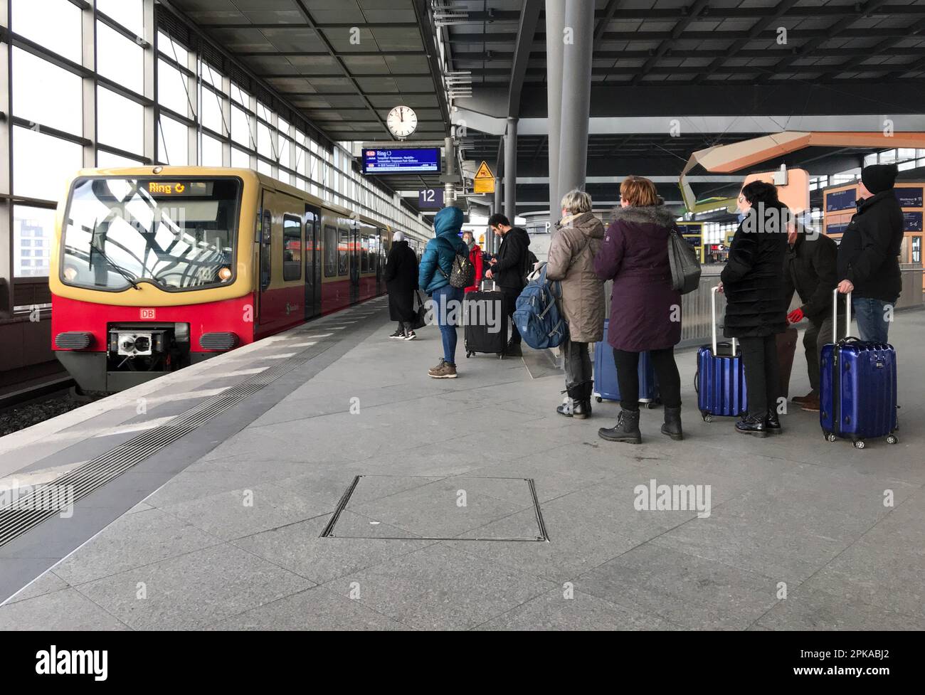 16.12.2022, Germania, , Berlino - S-Bahn linea 42 arriva alla stazione di Suedkreuz. 00S221216D856CAROEX.JPG [VERSIONE DEL MODELLO: NO, VERSIONE DELLA PROPRIETÀ: NO (C) CARO Foto Stock