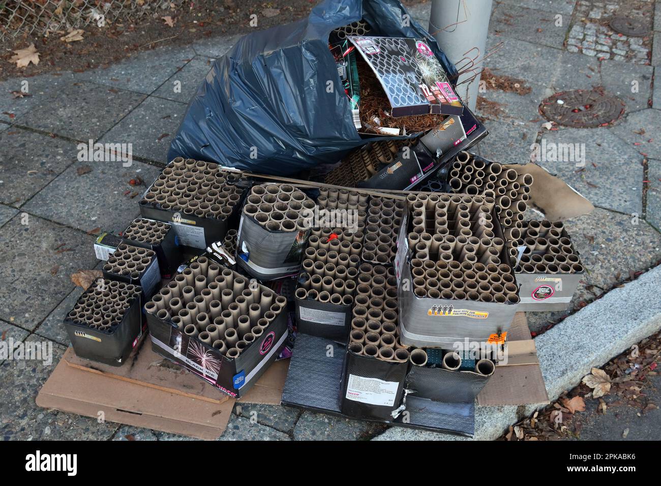 03.01.2023, Germania, , Berlino - pacchetti di fuochi d'artificio di Capodanno si trovano su un marciapiede. 00S230103D254CAROEX.JPG [VERSIONE DEL MODELLO: NON APPLICABILE, CORRETTO Foto Stock