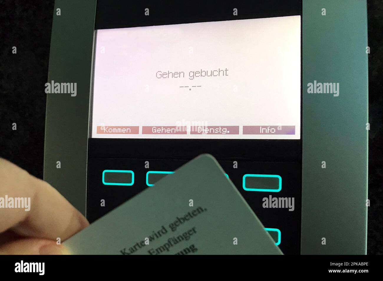 16.01.2023, Germania, , Berlino - registrazione dell'ora presso un terminale elettronico. 00S230116D493CAROEX.JPG [VERSIONE DEL MODELLO: NO, VERSIONE DELLA PROPRIETÀ: NO (C) CARO Foto Stock