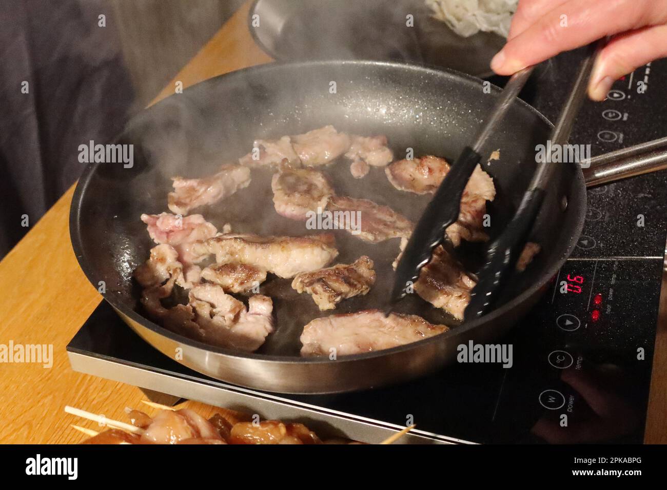 19.01.2023, Germania, , Berlino - la carne viene tostata in una padella. 00S230119D303CAROEX.JPG [RELEASE DEL MODELLO: NO, RELEASE DELLA PROPRIETÀ: NO (c) caro images / Sorge, ht Foto Stock