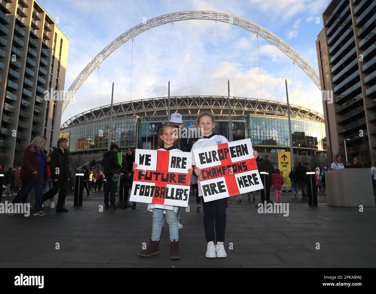 I fan inglesi posano per una foto su Wembley Way davanti alla Finalissima femminile al Wembley Stadium, Londra. Data immagine: Giovedì 6 aprile 2023. Foto Stock