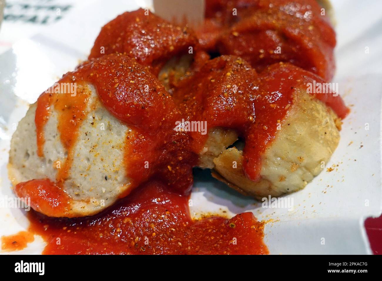 27.01.2023, Germania, , Berlino - Currywurst senza intestino. 00S230127D417CAROEX.JPG [VERSIONE DEL MODELLO: NON applicabile, VERSIONE DELLA PROPRIETÀ: NO (c) caro im Foto Stock