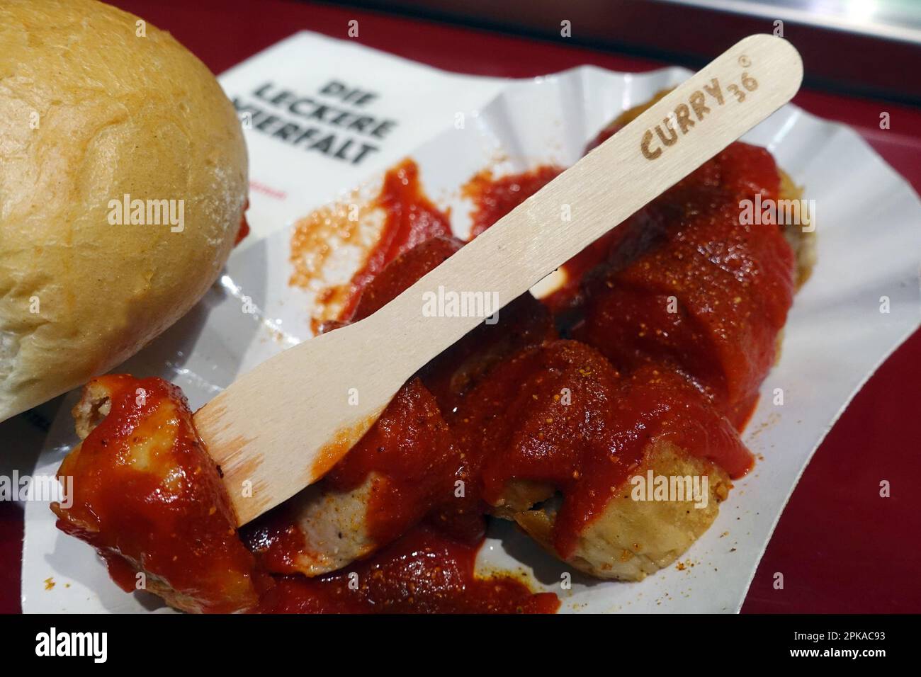 27.01.2023, Germania, , Berlino - salsiccia di curry senza intestino con pane di curry 36. 00S230127D418CAROEX.JPG [VERSIONE DEL MODELLO: NON APPLICABILE, PROP Foto Stock