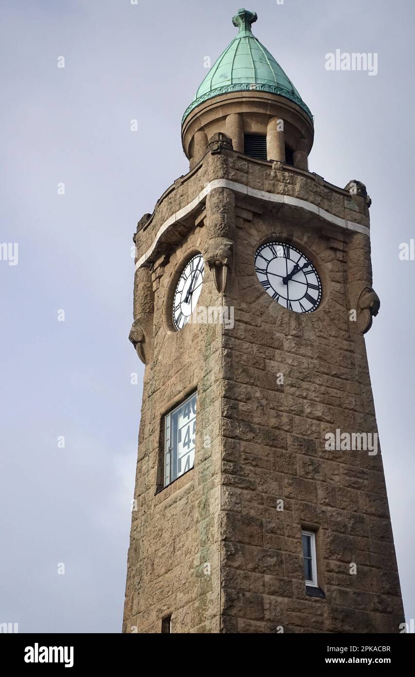 03.02.2023, Germania, città anseatica di Amburgo, Amburgo - torre del livello dell'acqua ai ponti di sbarco. 00S230203D456CAROEX.JPG [VERSIONE DEL MODELLO: NON APPLIC Foto Stock