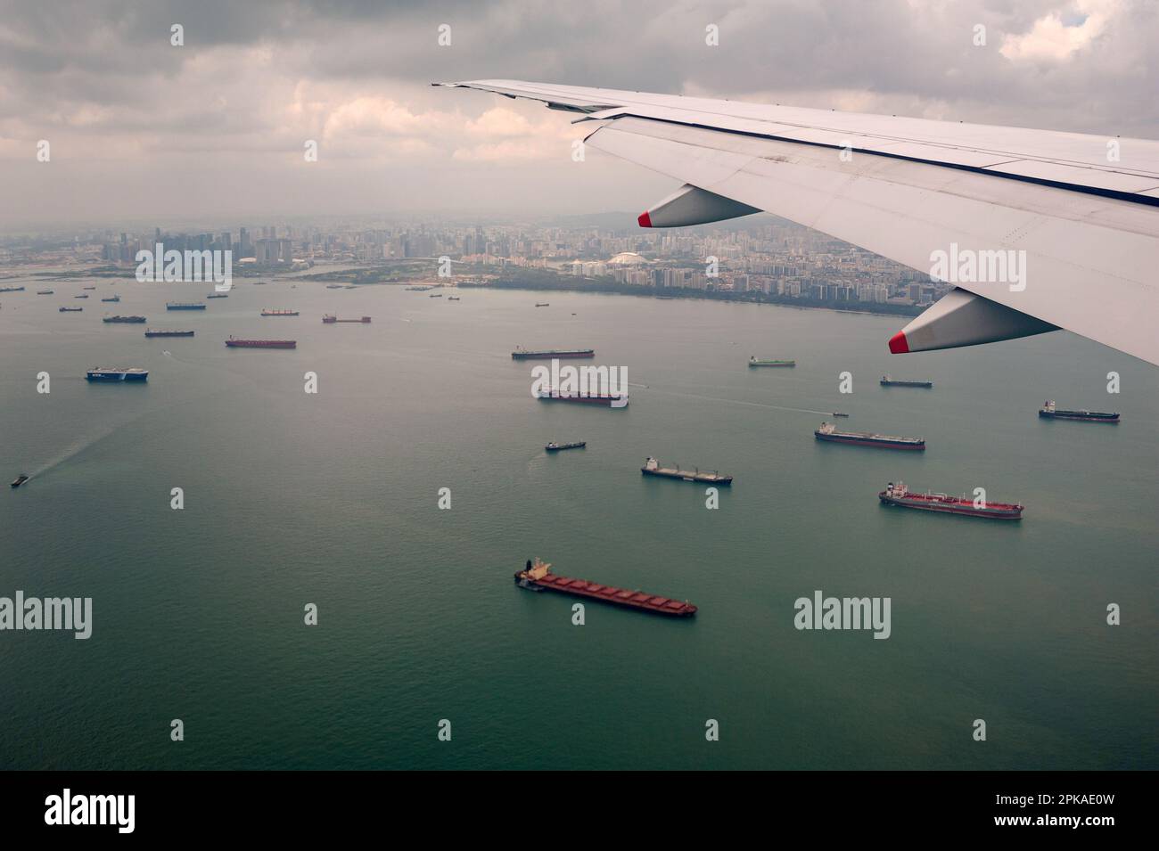 19.11.2019, Repubblica di Singapore, , Singapore - Vista aerea che guarda da una finestra di un aereo in avvicinamento all'Aeroporto Changi di Singapore. Sotto sulla wa Foto Stock