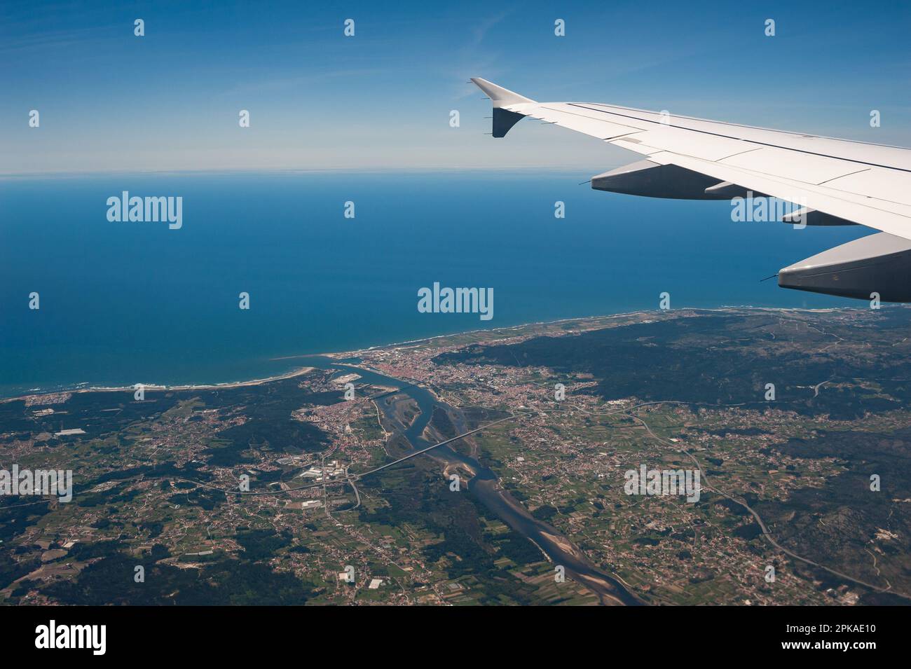 16.06.2018, Repubblica di Singapore, , Singapore - veduta aerea della città portuale di Viana do Castelo e della costa atlantica dalla finestra di una Lufthansa Foto Stock