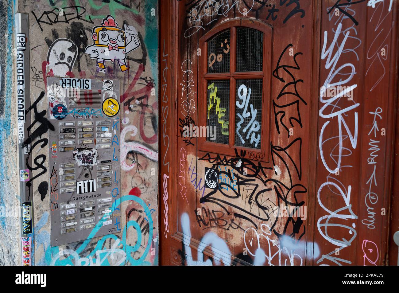 30.04.2022, Germania, , Berlino - Europa - graffiti e superfici vandalizzate sulla porta d'ingresso e sul campanello di un edificio residenziale del P. Foto Stock