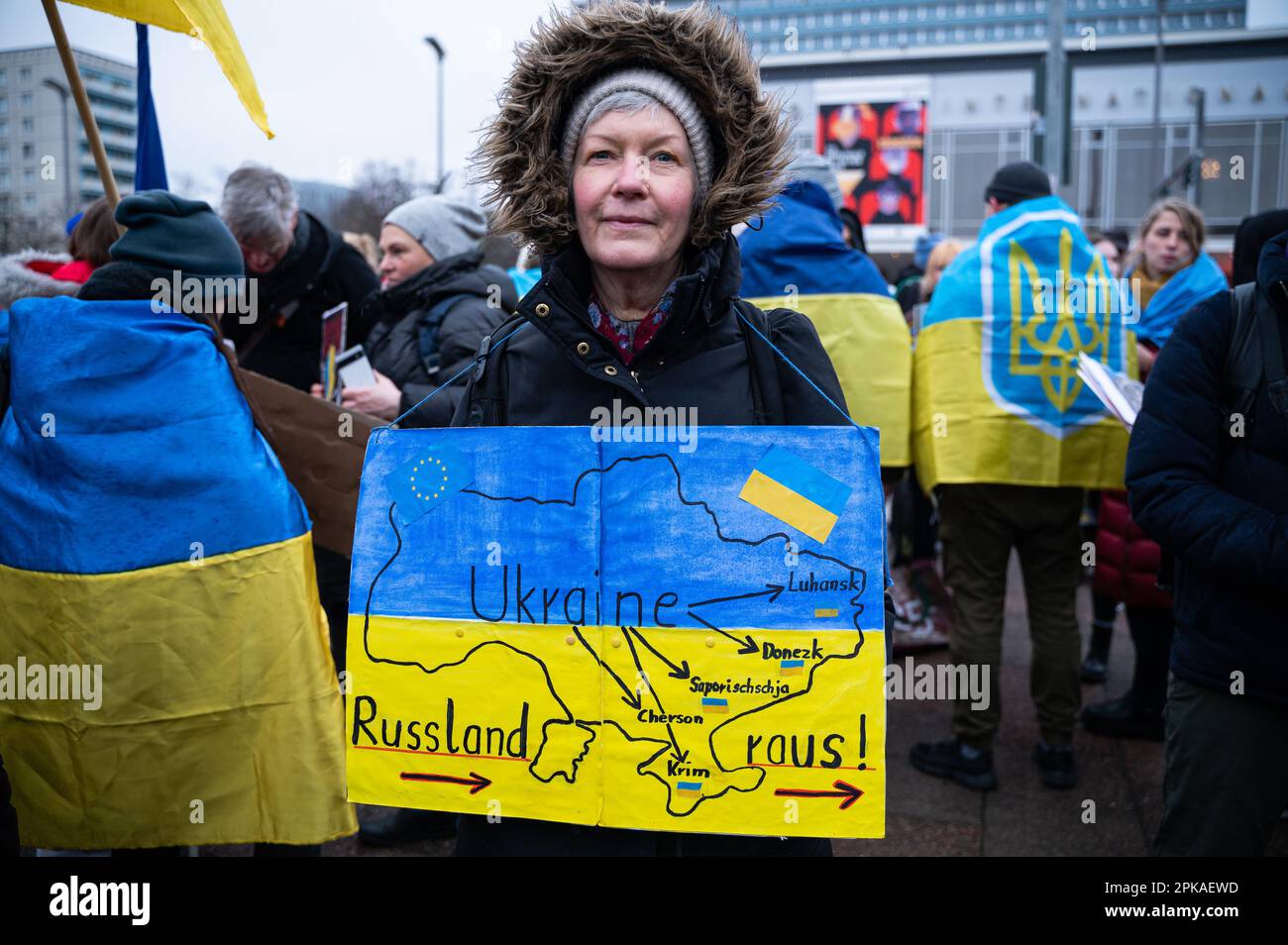 24.02.2023, Germania, , Berlino - Europa - Un dimostratore partecipa ad una manifestazione pacifica sotto lo slogan non dimenticheremo mai con molti tu Foto Stock