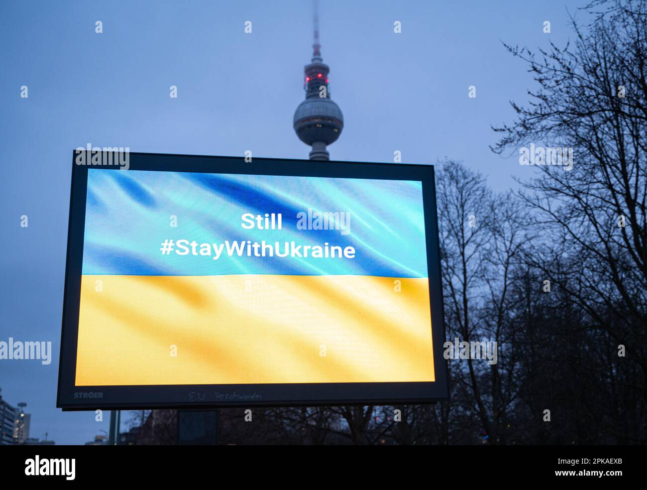 24.02.2023, Germania, , Berlino - Europa - in occasione dell'anniversario dell'inizio della guerra e dell'attacco della Russia all'Ucraina, un video digitale e uno schermo informativo Foto Stock