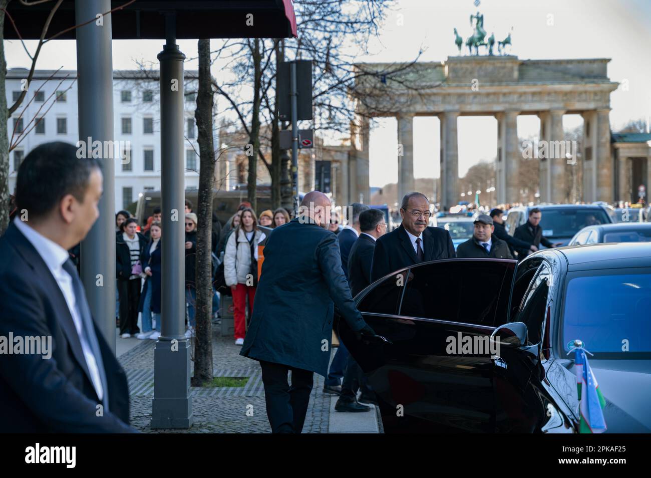 28.02.2023, Germania, , Berlino - Europa - il primo ministro dell'Uzbekistan Abdulla Aripov lascia l'Hotel Adlon nel quartiere Mitte di Berlino. L'Uzbeko Foto Stock