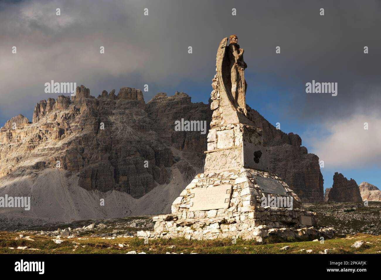 08.09.2021, Italia, Veneto, Belluno - tre Cime di Lavaredo. Monumento commemorativo della guerra mondiale del 1st (monumento ai Bersaglieri del 8th) dello scultore Vittorio Mor Foto Stock