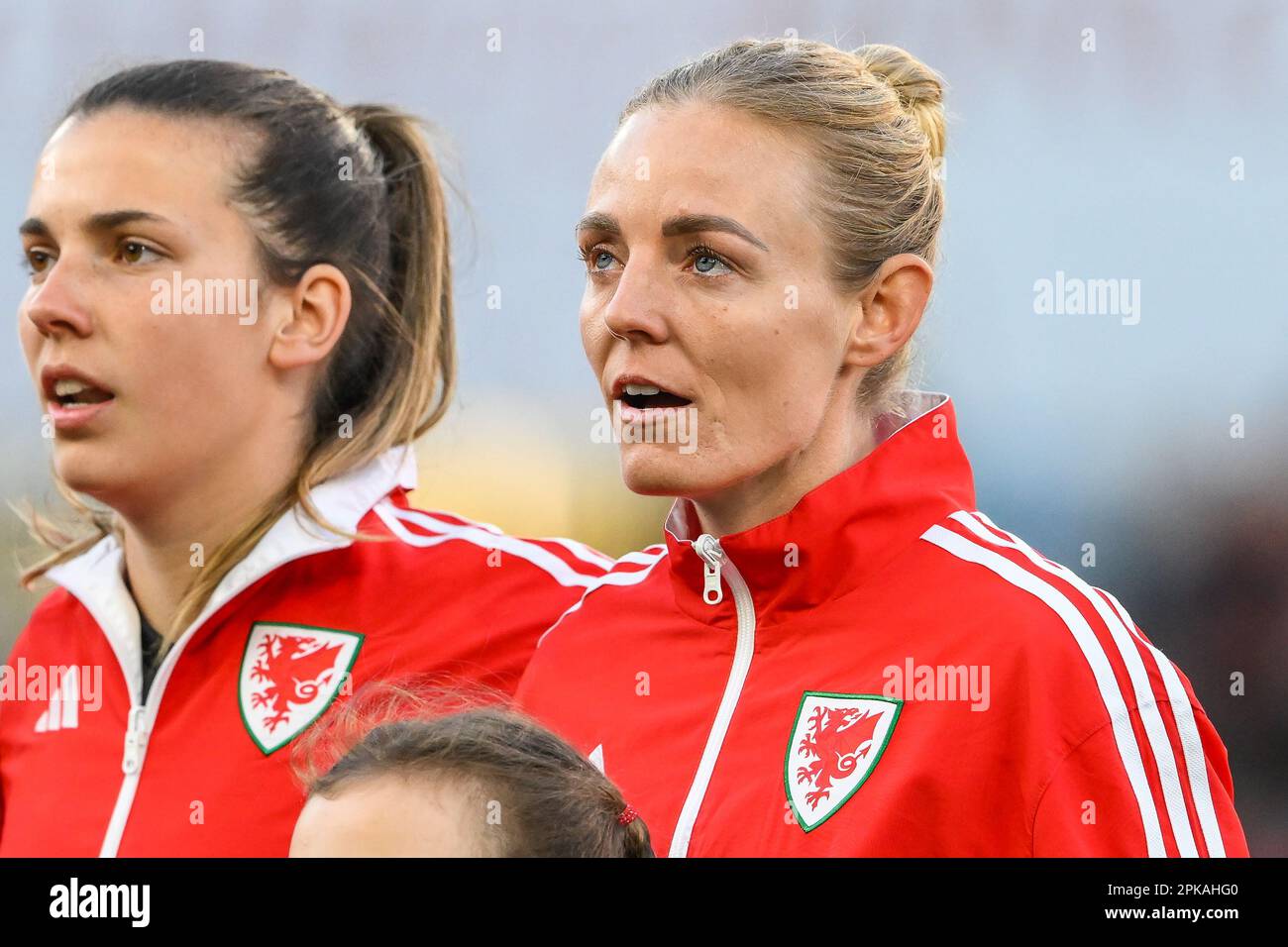 Sophie ingle of Wales ha lacrime nei suoi occhi mentre canta l'inno nazionale davanti al Women's International friendly Match Wales Women vs Northern Ireland Women al Cardiff City Stadium, Cardiff, Regno Unito, 6th aprile 2023 (Photo by Craig Thomas/News Images) in, il 4/6/2023. (Foto di Craig Thomas/News Images/Sipa USA) Credit: Sipa USA/Alamy Live News Foto Stock