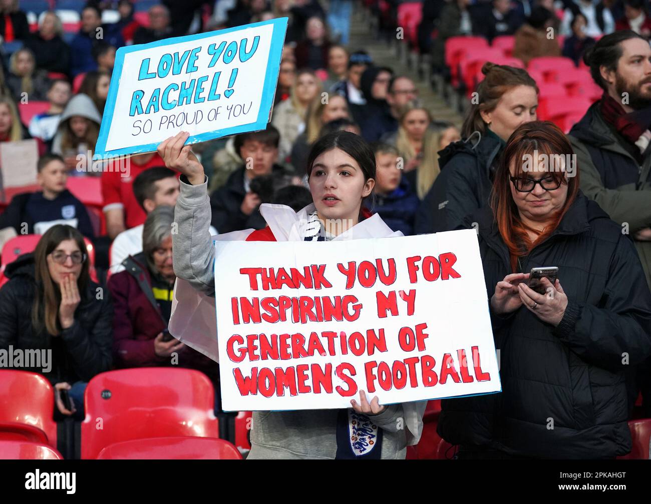 Un fan inglese nel si trova davanti alla Finalissima femminile al Wembley Stadium, Londra. Data immagine: Giovedì 6 aprile 2023. Foto Stock