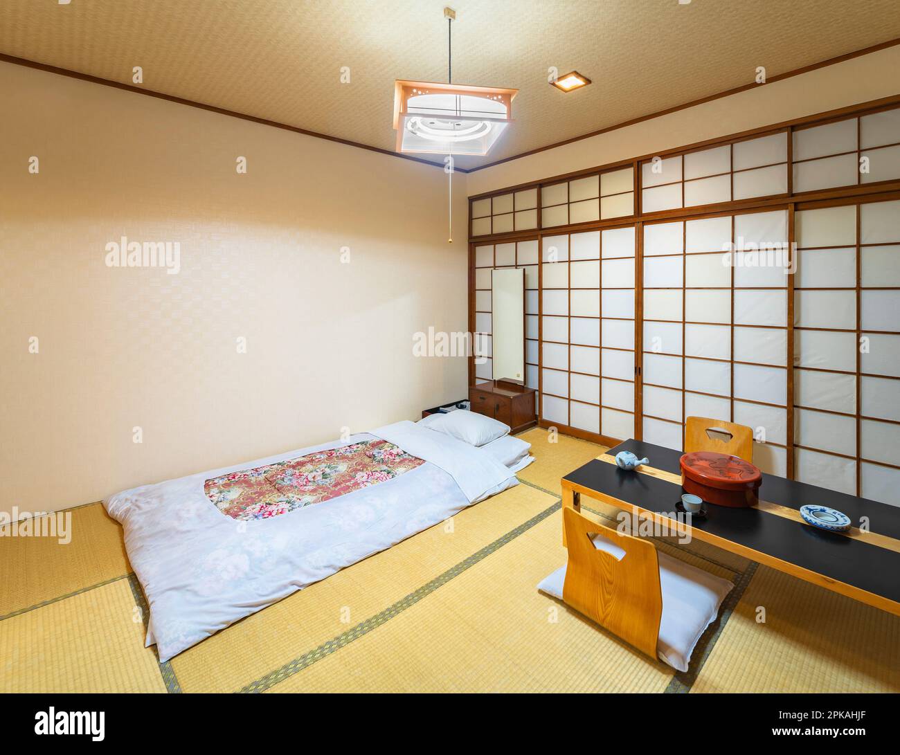 Futon giapponese in soggiorno giapponese con tavolo basso e vasi sul  pavimento