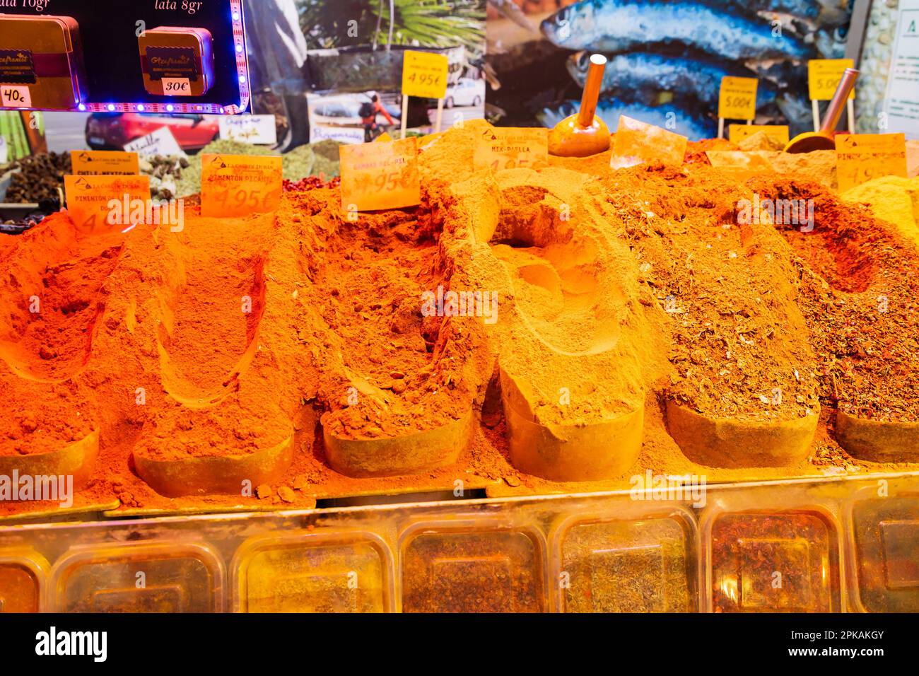 Spezie arancio brillante in esposizione per la vendita, il mercato alimentare al coperto Atarazanas, Malaga, Andalusia, Spagna Foto Stock