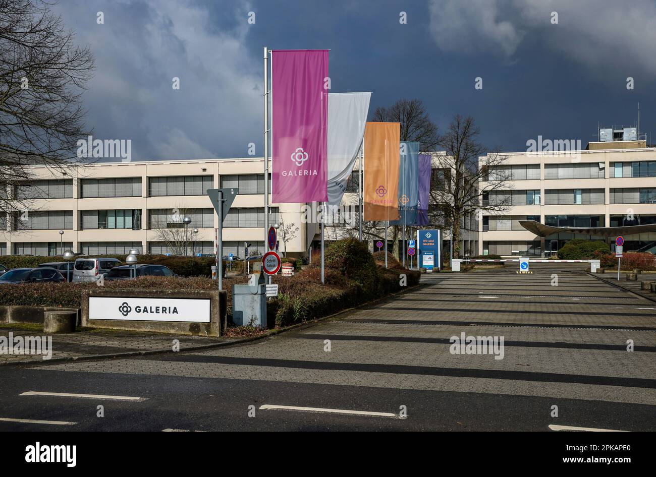 Essen, Renania settentrionale-Vestfalia, Germania - sede di Galeria, edificio della sede di Galeria Karstadt Kaufhof di fronte al cielo scuro. Foto Stock