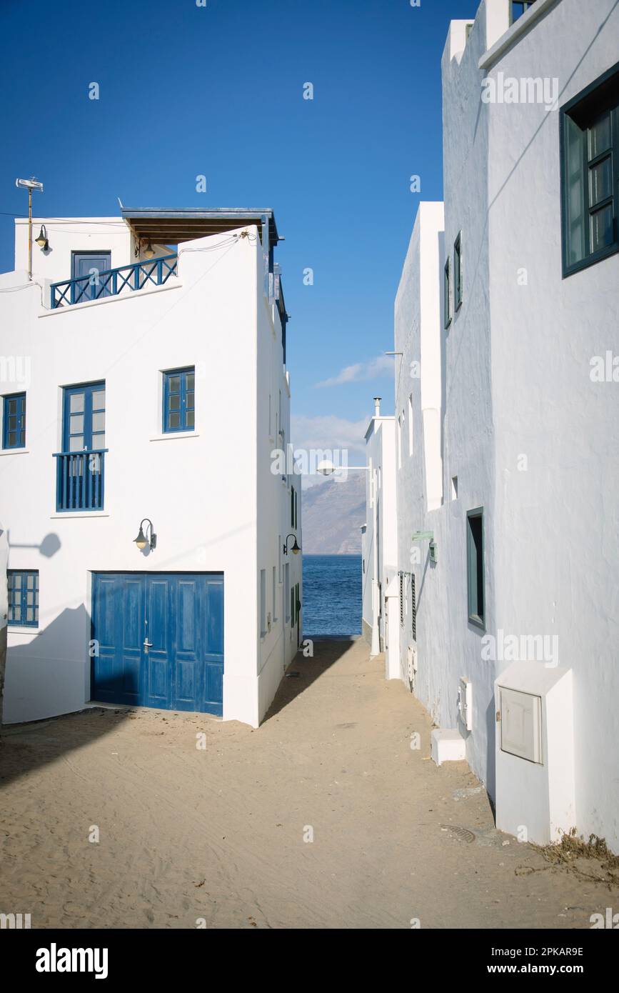 Casa delle Canarie sull'Oceano Atlantico nella baia di Famara, Lanzarote Foto Stock