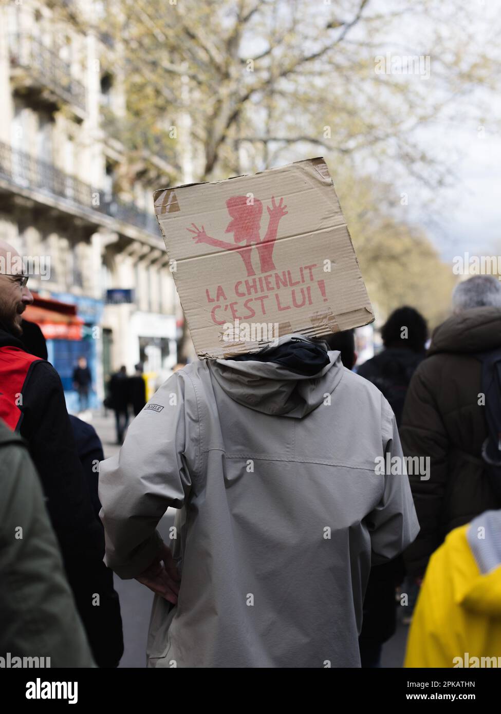 Gabriel Gauffre / le Pictorium - 11th° giorno di mobilitazione contro la riforma pensionistica a Parigi - 6/4/2023 - Francia / Ile-de-France (regione) / Parigi - dopo l'uso dell'articolo 49,3 da parte del governo francese per approvare la riforma pensionistica, la mobilitazione in Francia continua. A Parigi, la marcia è iniziata da Les Invalides, per raggiungere Place d'Italie. Secondo le forze dell'ordine, nella capitale erano presenti 57.000 dimostranti, rispetto ai 400.000 dei sindacati. Foto Stock