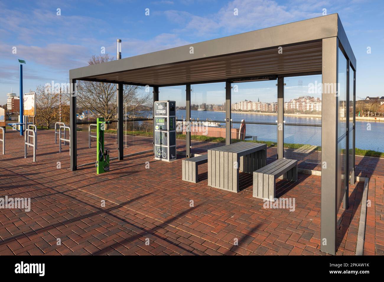 Stazione di ricarica e-bike con piccola stazione di riparazione, area di sosta biciclette sulla spiaggia sud, Wilhelmshaven, bassa Sassonia, Germania Foto Stock