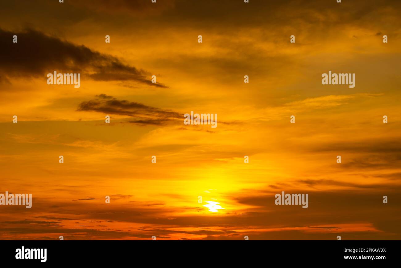 Astratto e modello di cielo nuvoloso Calming corallo, arancione, colore di tendenza dello sfondo dell'anno, modello di nuvola colorata e cielo tramonto o alba: DRAM Foto Stock