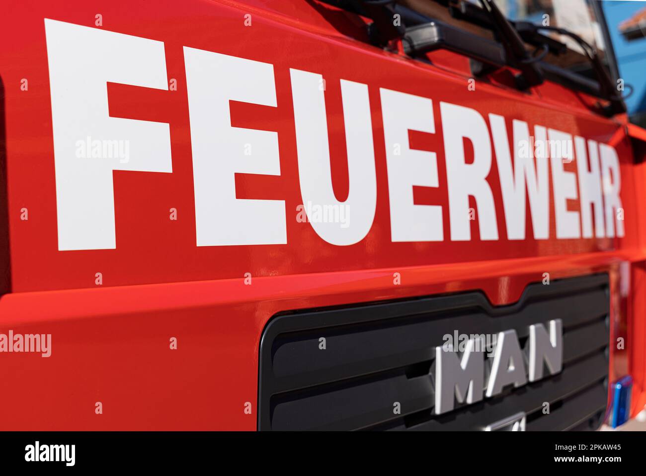 Camion dei vigili del fuoco, lettering, vigili del fuoco, dettaglio, aperto giorno presso il dipartimento dei vigili del fuoco volontario Schortens, contea di Friesland, bassa Sassonia, Germania Foto Stock