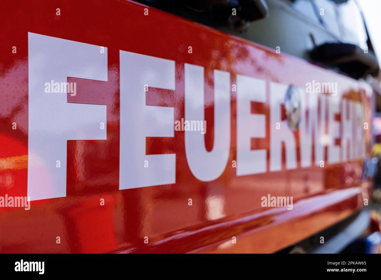 Camion dei vigili del fuoco, lettering, vigili del fuoco, dettaglio, aperto giorno presso il dipartimento dei vigili del fuoco volontario Schortens, contea di Friesland, bassa Sassonia, Germania Foto Stock