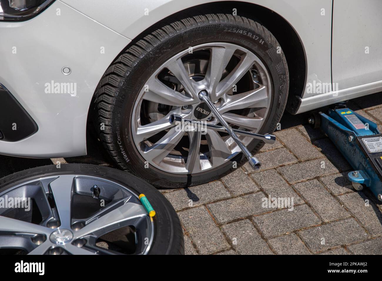 Cambio ruote su strada, immagine simbolo, pneumatici invernali, pneumatici estivi, Foto Stock