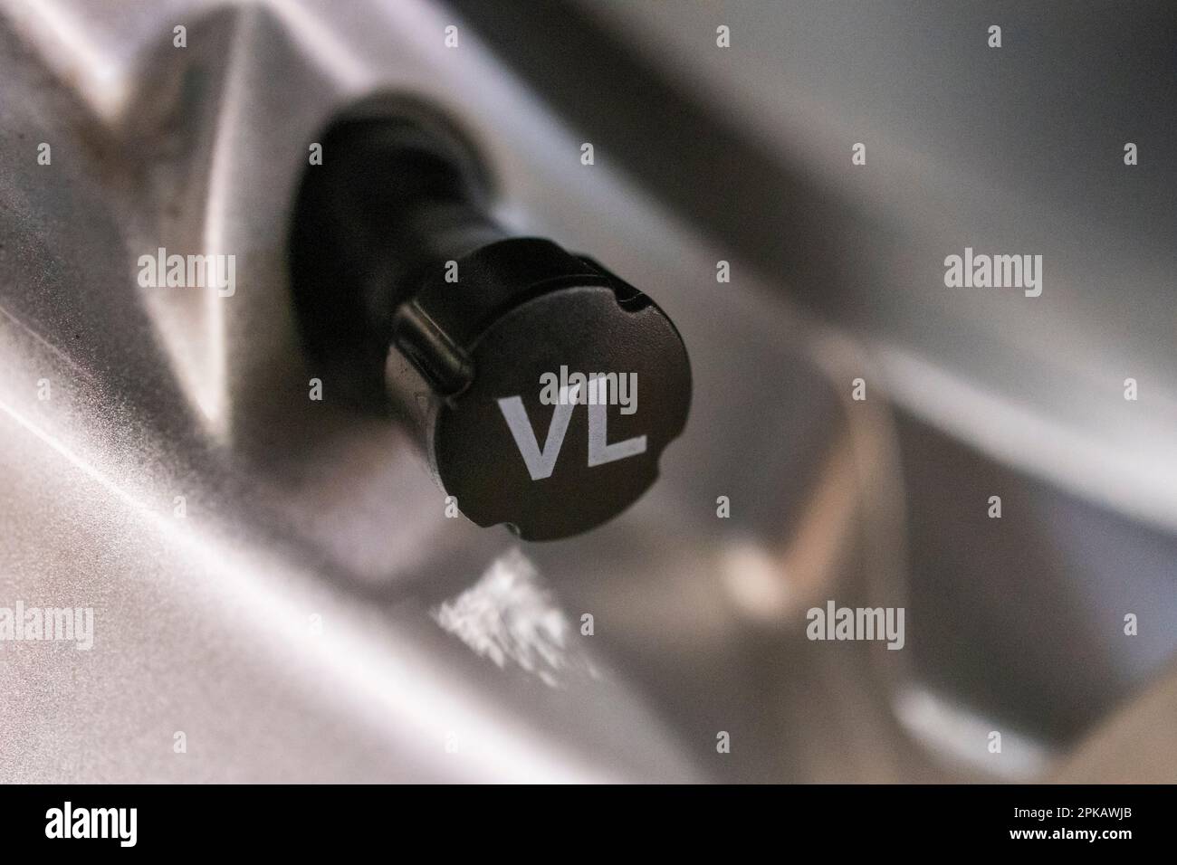 Tappo della valvola dell'auto con scritta anteriore sinistra 'VL', dettaglio, immagine del simbolo, marcatura degli pneumatici, sostituzione degli pneumatici da estivi a invernali, Foto Stock