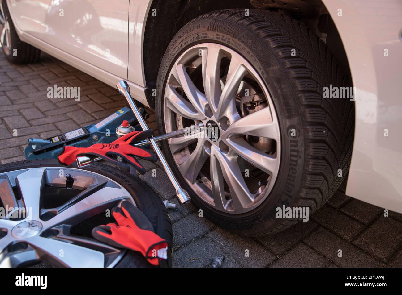 Cambio ruote su strada, immagine simbolo, pneumatici invernali, pneumatici estivi, Foto Stock