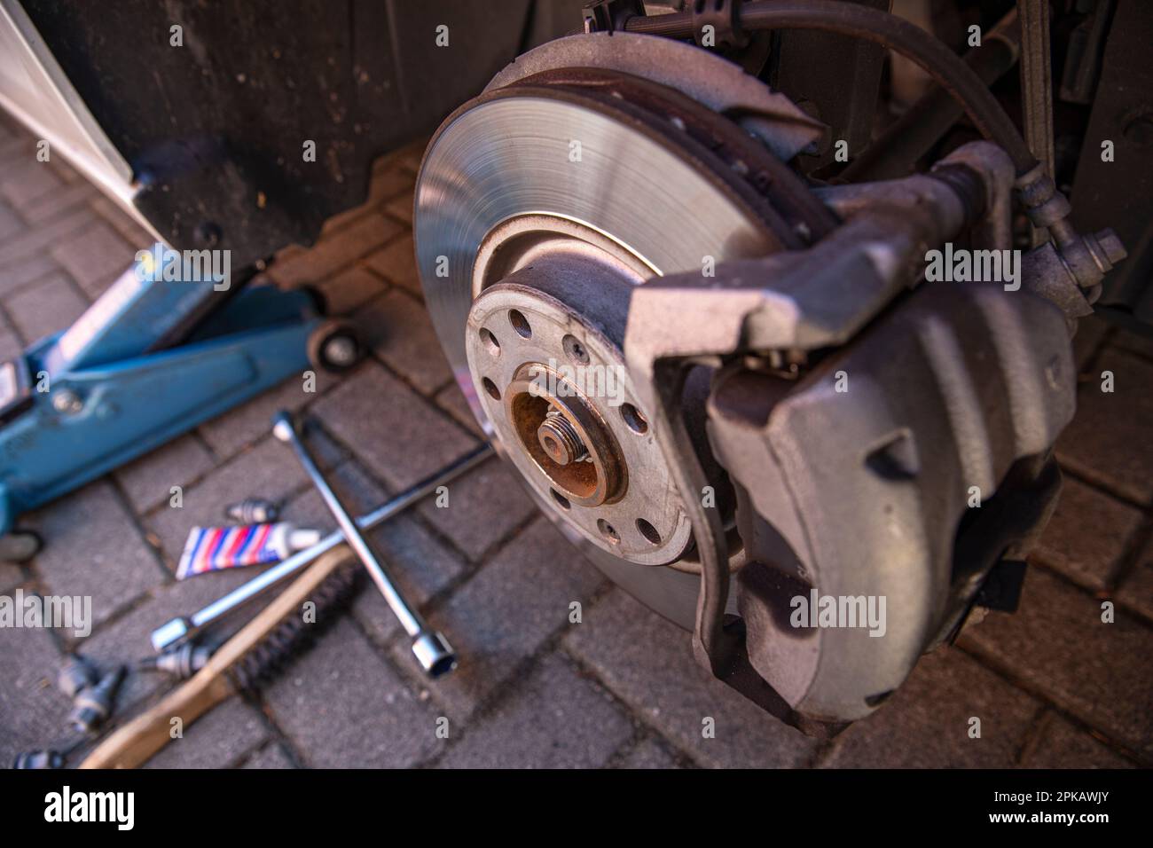 Disco del freno con pinza, immagine del simbolo, sostituzione delle ruote, pneumatici invernali, pneumatici estivi, Foto Stock